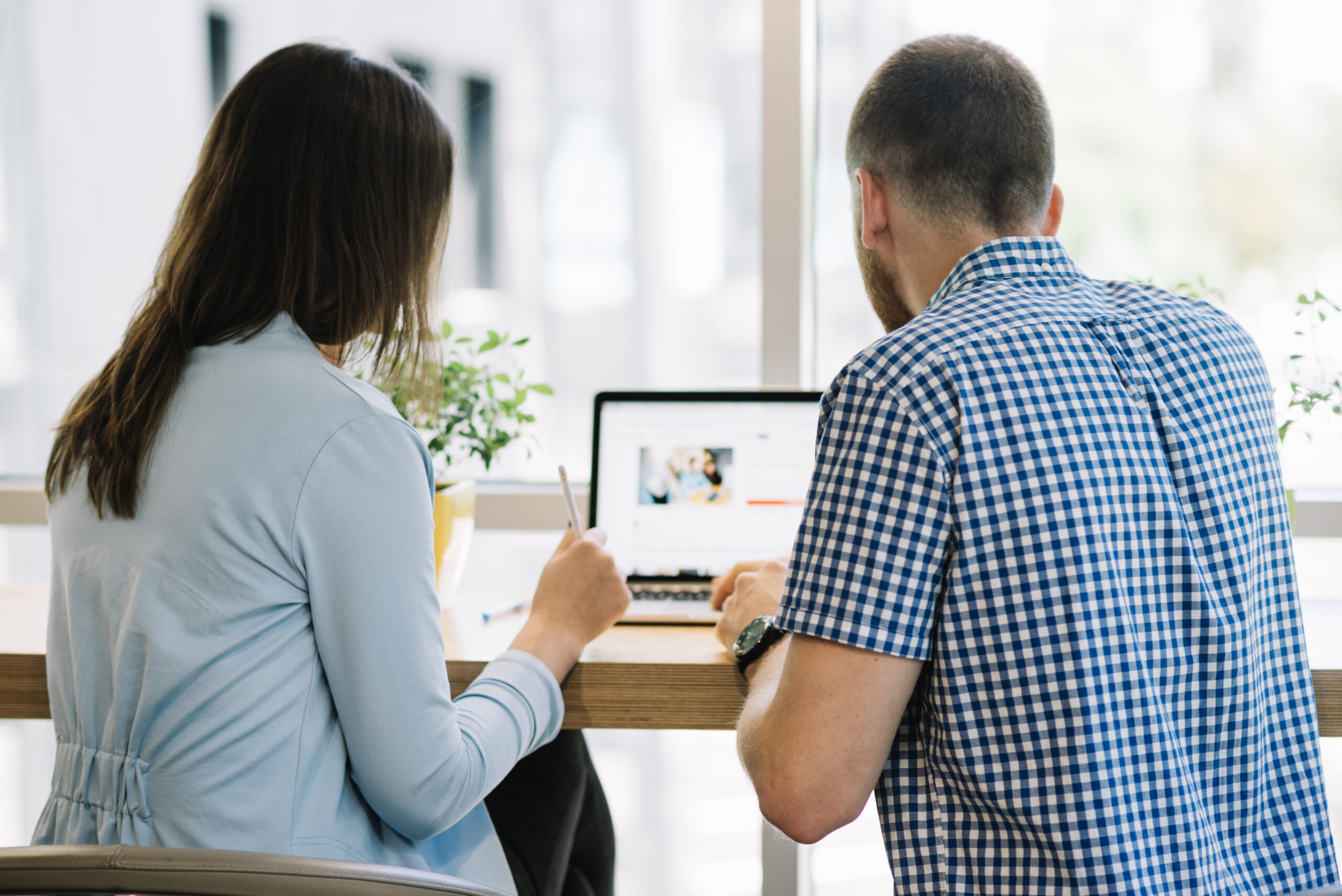 personnes-travaillant-sur-un-projet-sur-ordinateur-portable